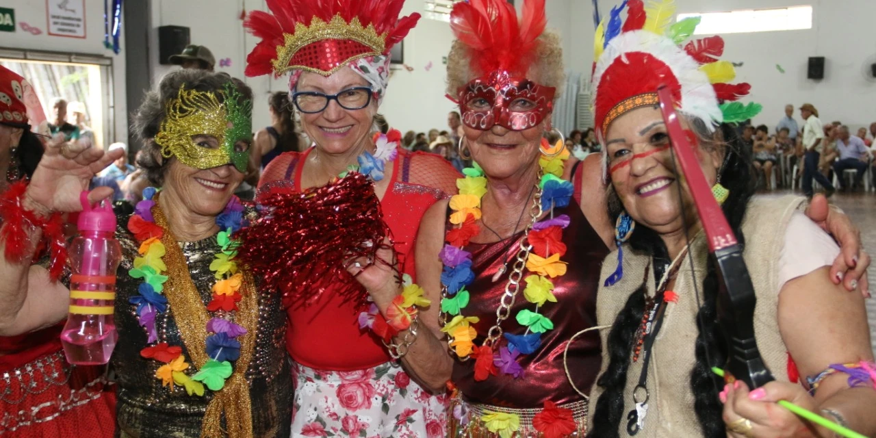 Melhor idade participa de Baile de Carnaval  em PG