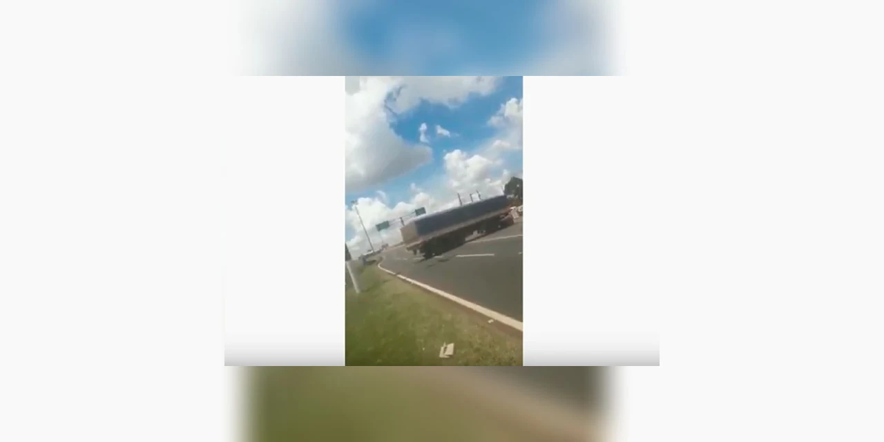 Vídeo: Caminhão faz manobra irresponsável na Avenida Souza Naves