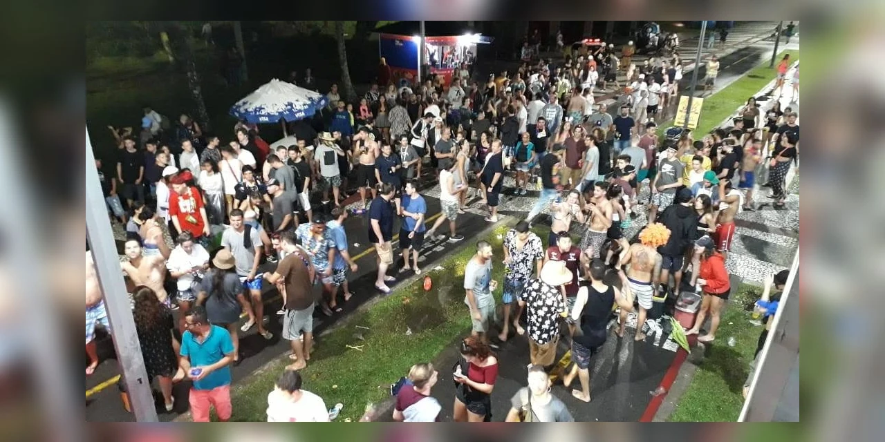 Chuva e intensa movimentação nas rodovias marcam primeiro dia de Carnaval no Litoral