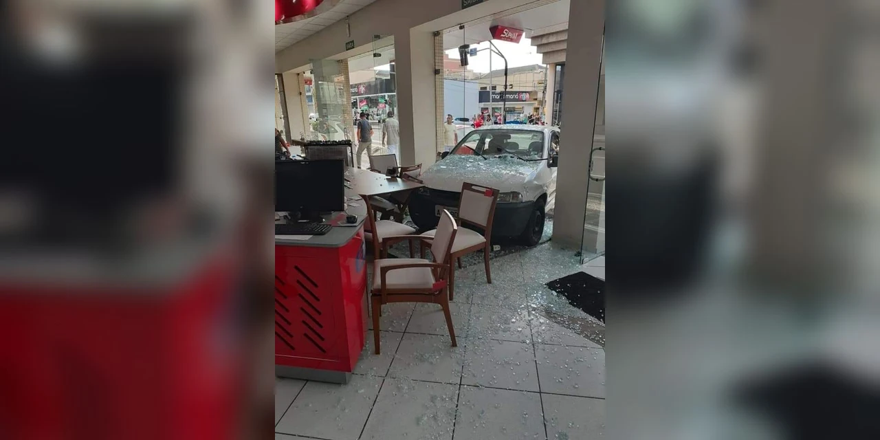 Motorista perde controle de veículo e bate em vitrine de loja no centro de pg