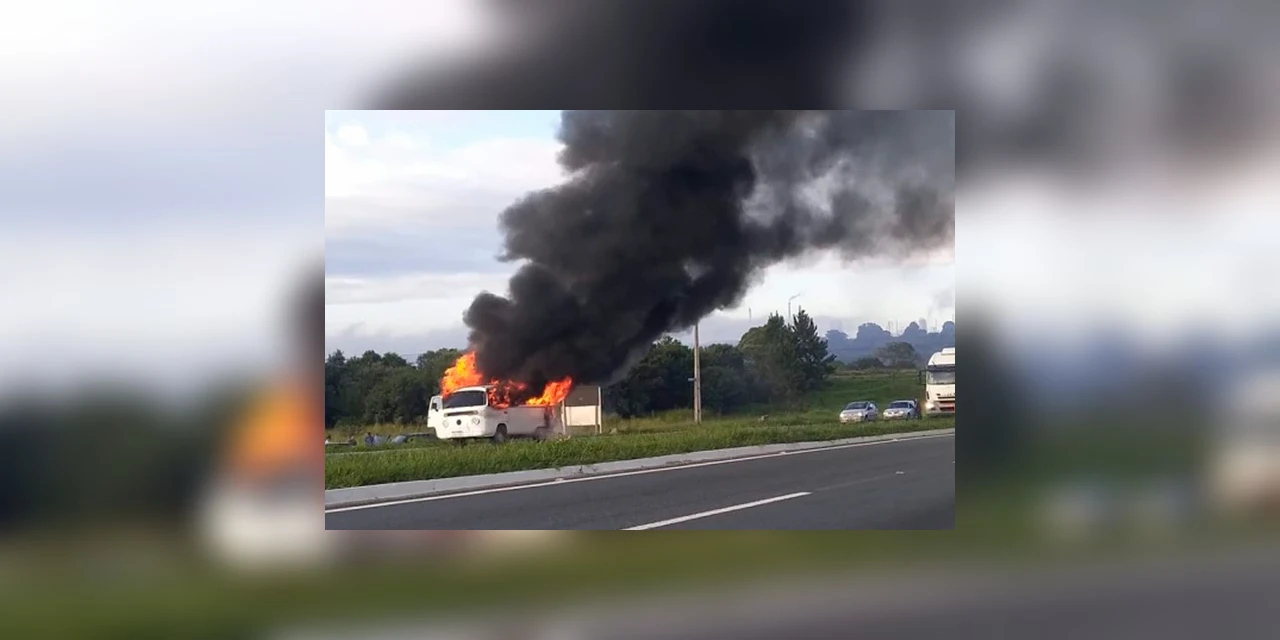 Kombi é tomada pelo fogo na Rodovia do Xisto