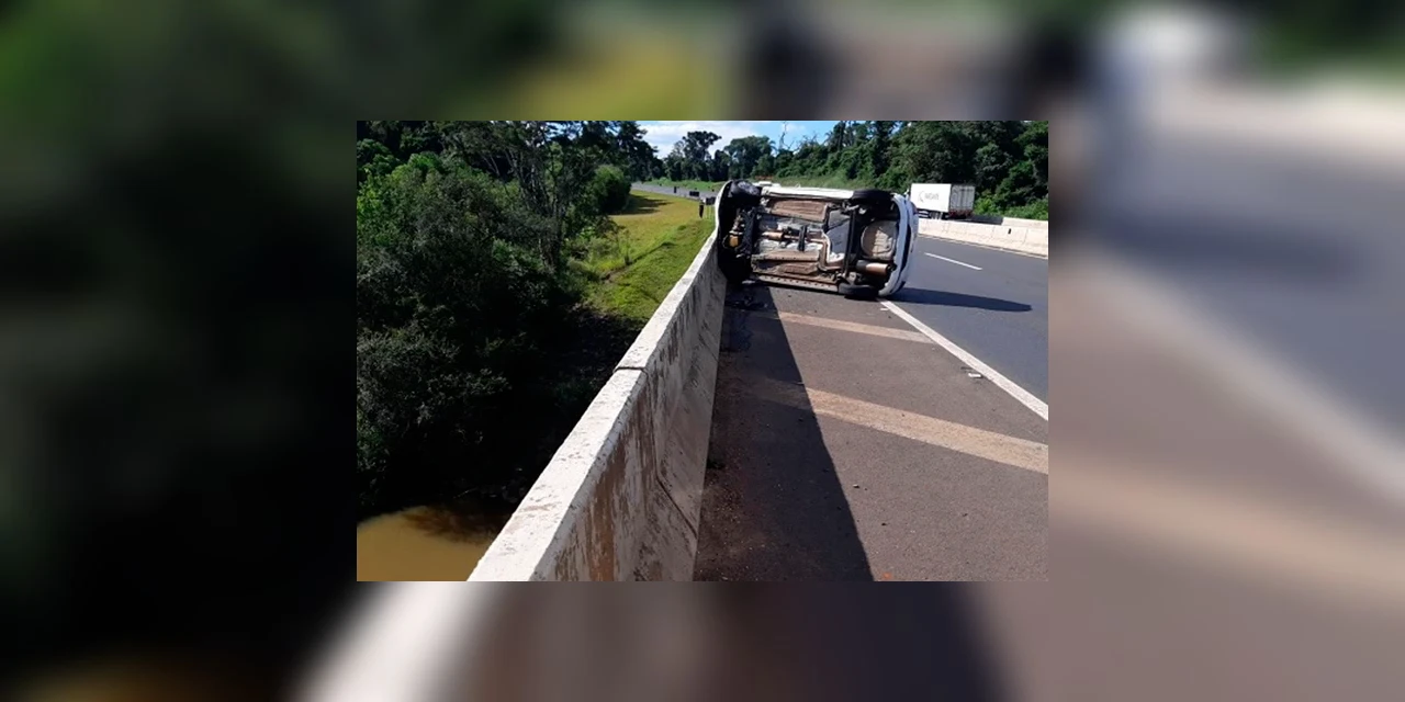 Veículo capota sobre a ponte do Rio Barrinha em Tibagi