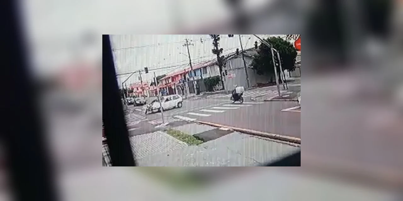 Vídeo mostra momento em que adolescente fura semáforo e atinge moto de socorrista no Paraná