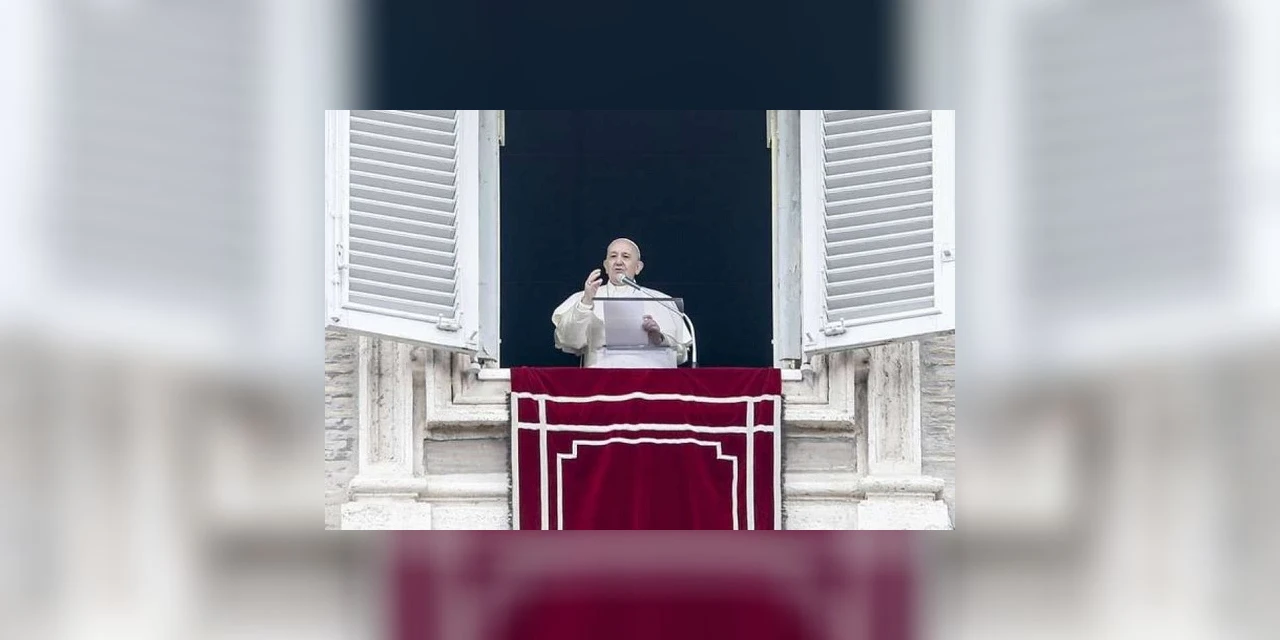 Papa faz 1ª aparição pública após ser acometido por gripe; Coronavírus foi descartado