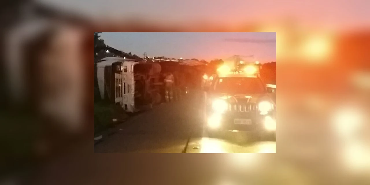 Caminhão tomba próximo a canteiro de obras em Ponta Grossa