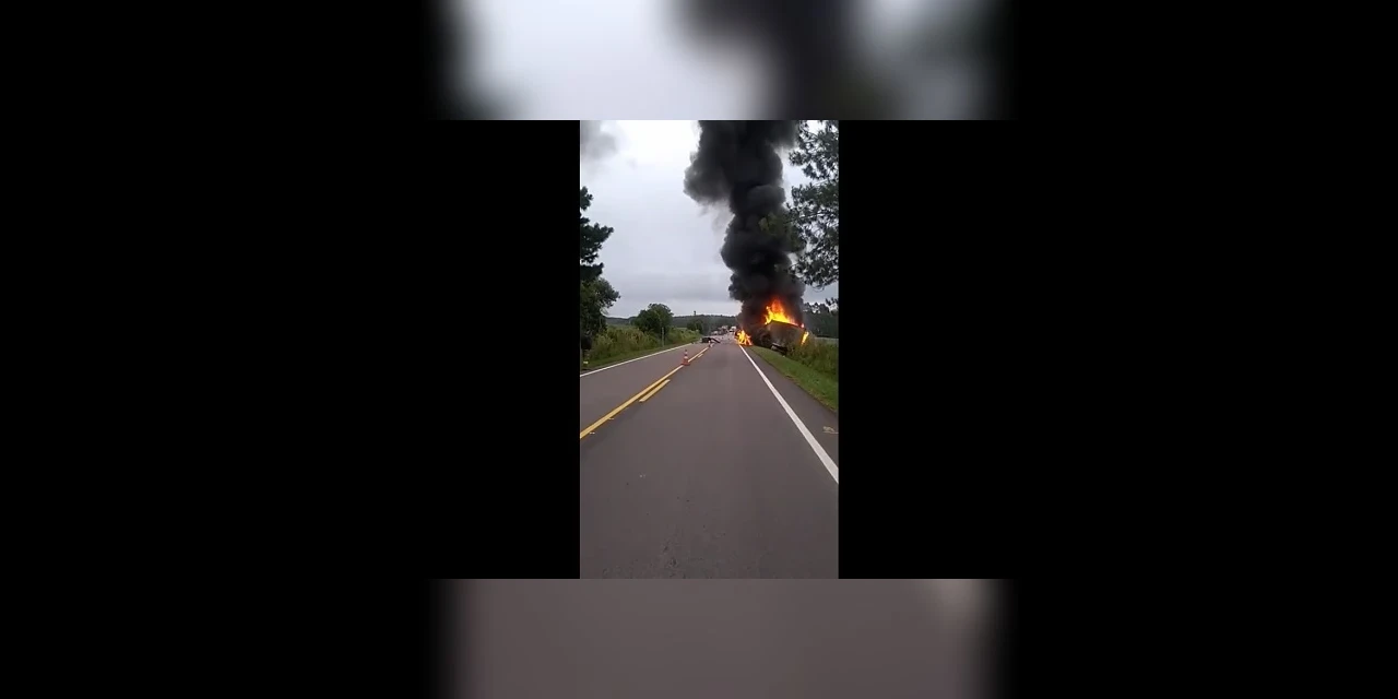 Acidente deixa caminhão em chamas nesta segunda-feira (2)