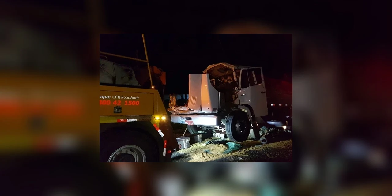 Vídeo: Em Ponta Grossa, caminhões colidem e motorista fica preso às ferragens