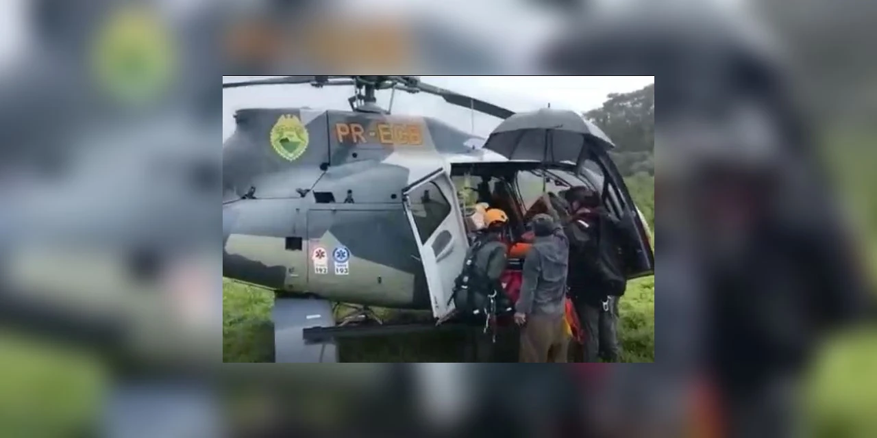 Polícia Militar usa rapel e helicóptero para resgate em área de risco