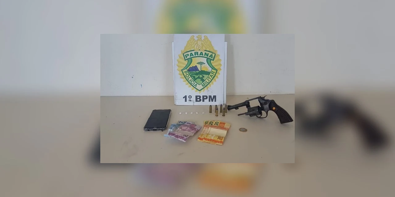 Vídeo: Em abordagem, PM apreende drogas, armamento e dinheiro com suspeitos