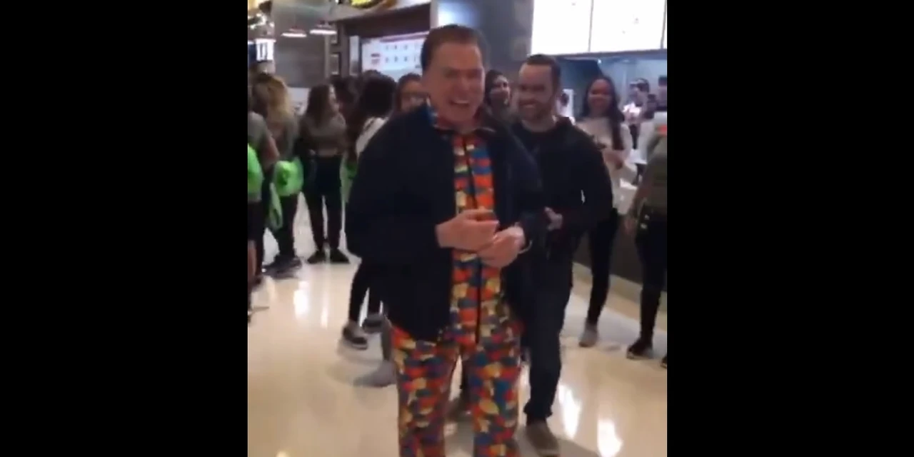 VÍDEO: Com roupa "descolada", Silvio Santos gera aglomeração de fãs em aeroporto
