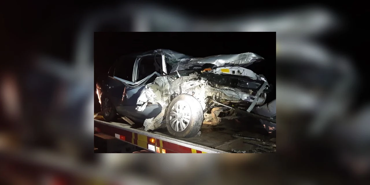 Em Ponta Grossa, carro bate em caminhão e quatro pessoas ficam feridas