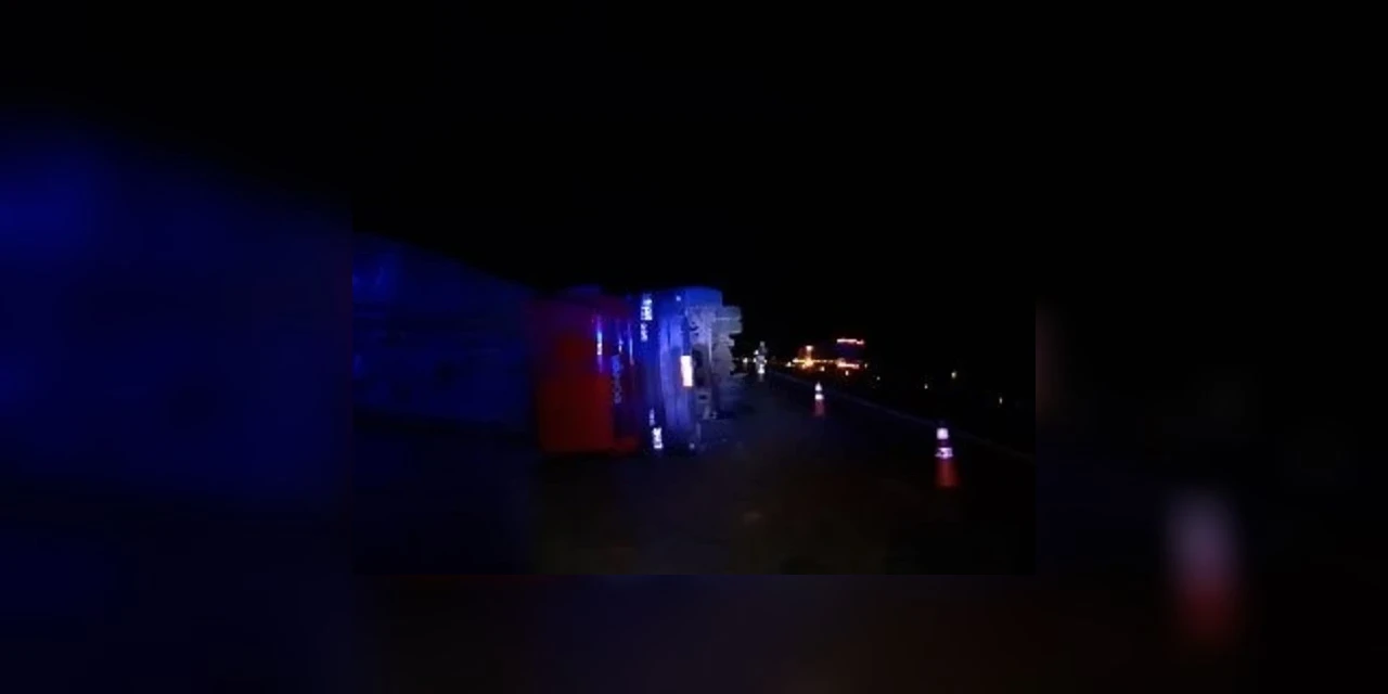 Caminhão sai da pista e acaba tombando; causas do acidente ainda não estão claras