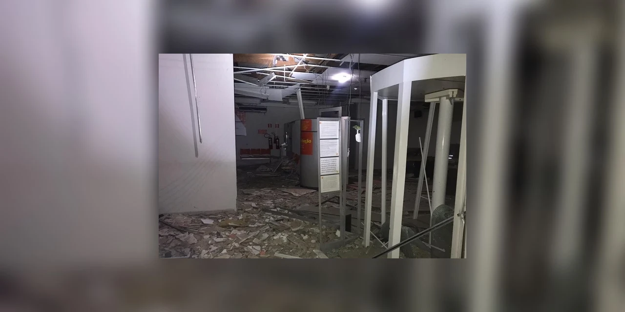 Vídeo: Com 12 integrantes, quadrilha fortemente armada explode agência de banco em Ipiranga