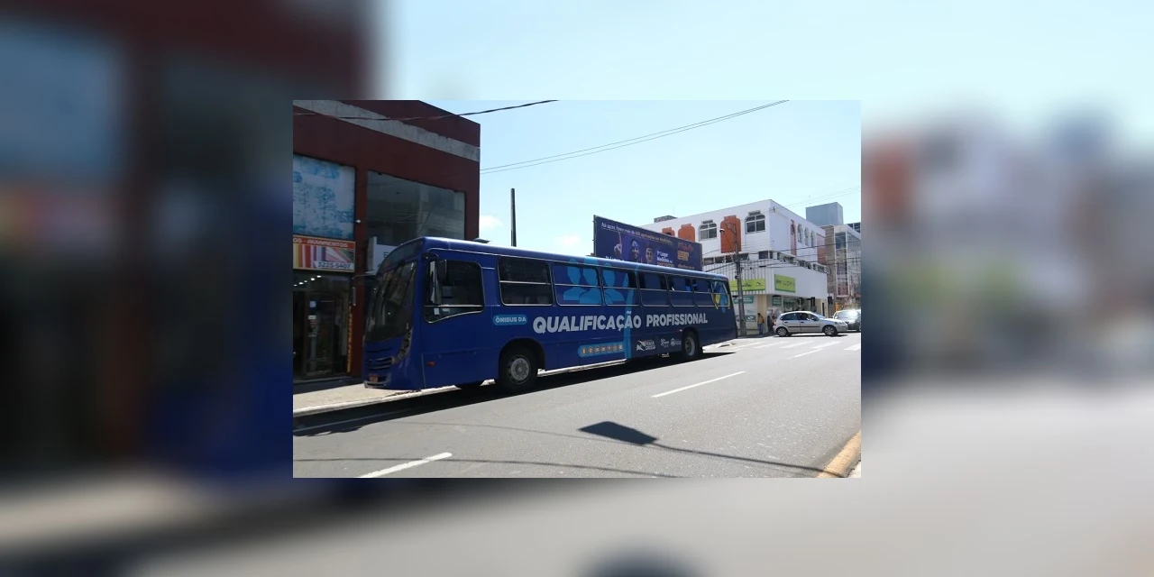 ‘Qualidade no atendimento ao cliente’ é um dos cursos ofertados pelo Ônibus da Qualificação Profissional