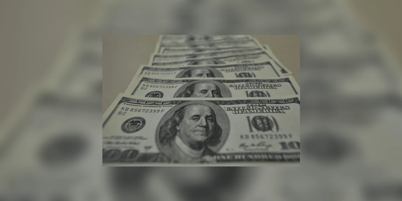 Com primeira queda após 12 dias de alta, dólar fecha em R$ 4,63