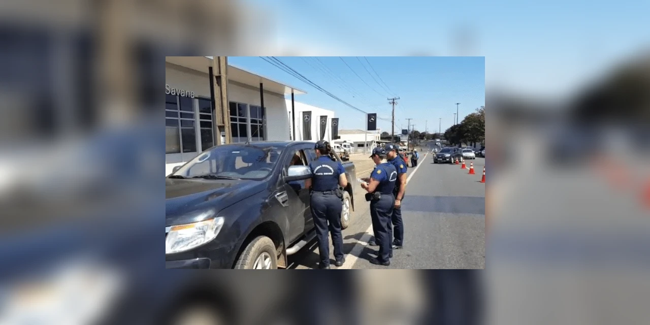 Efetivo feminino realiza blitz em Ponta Grossa em alusão ao Dia da Mulher