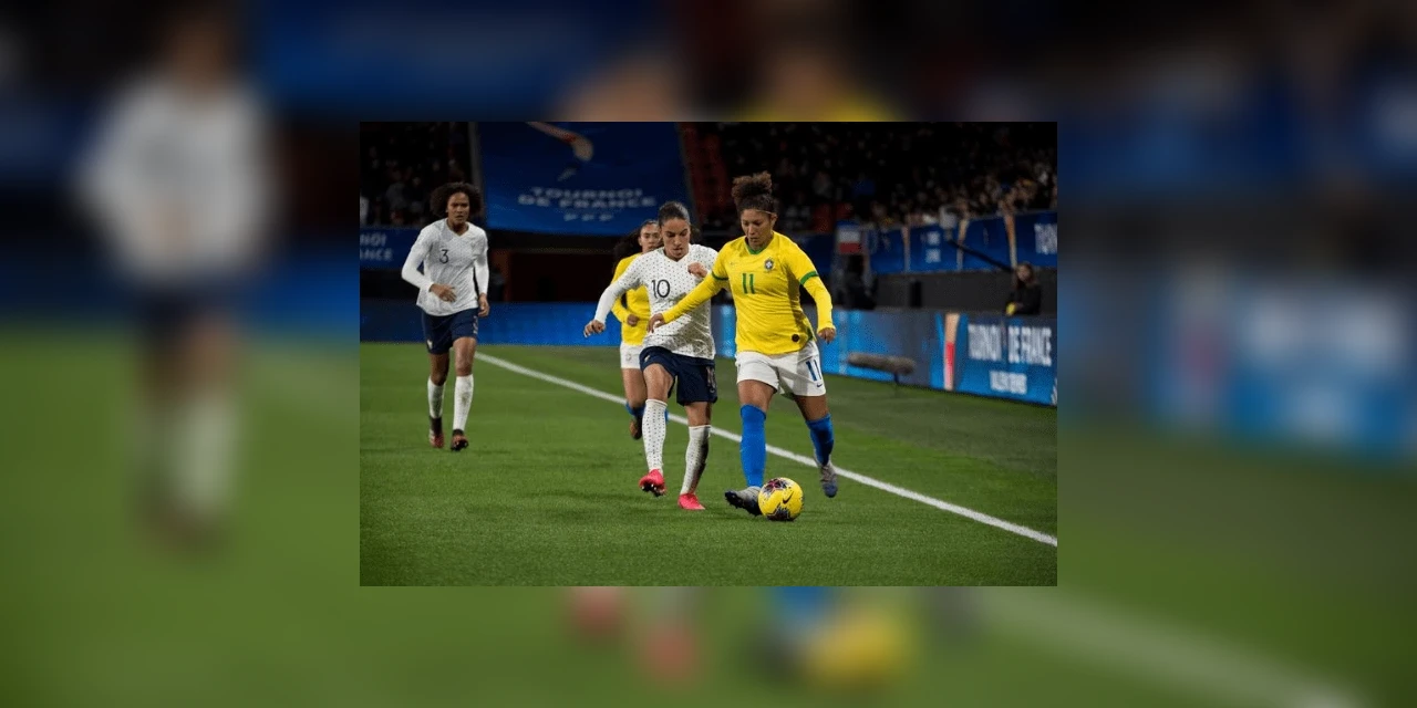 Condicionamento físico da seleção feminina de futebol preocupa a técnica Pia