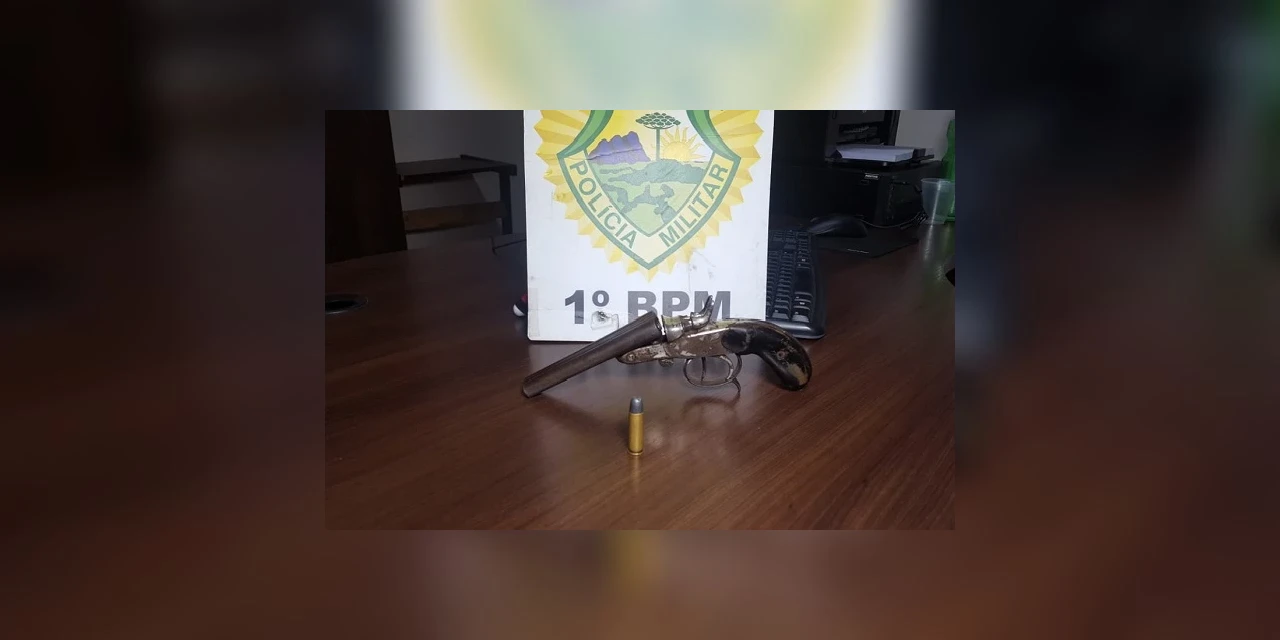 Vídeo: Suspeito é preso pela PM após disparar arma em rua do Sabará