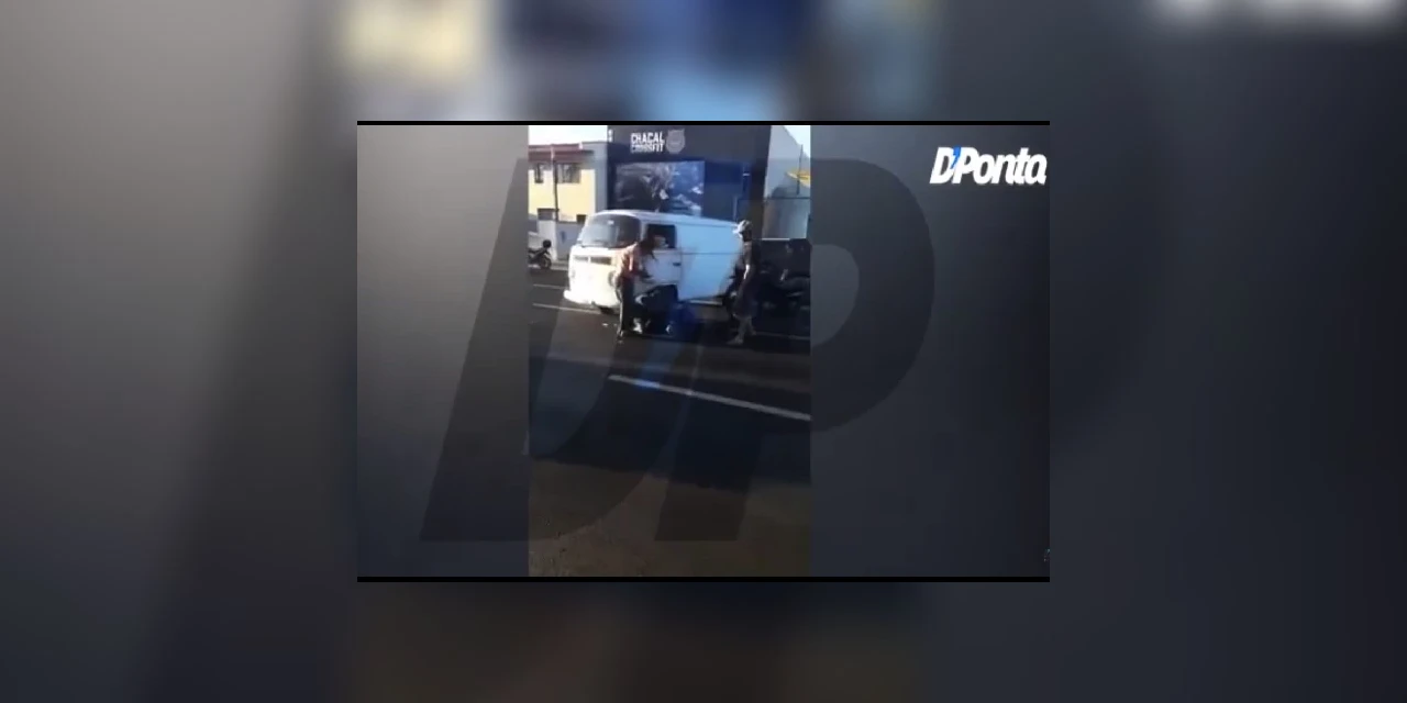 Acidente na Carlos Cavalcanti deixa vítima presa embaixo do carro