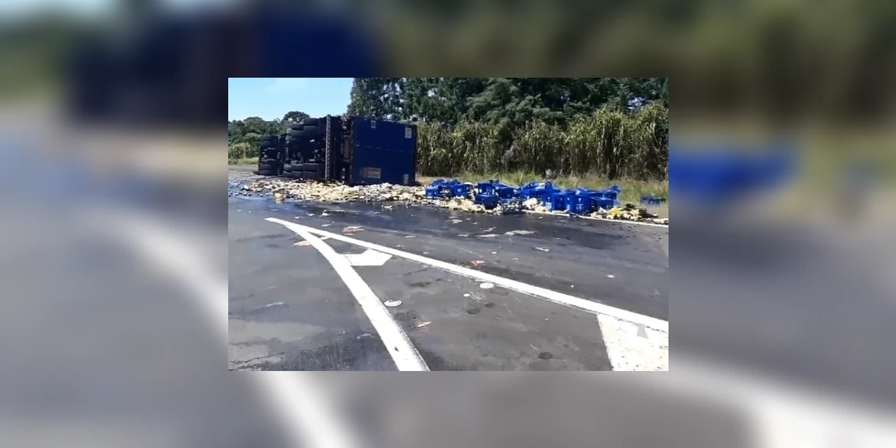 Caminhão carregado de cerveja tomba na BR-373 em PG