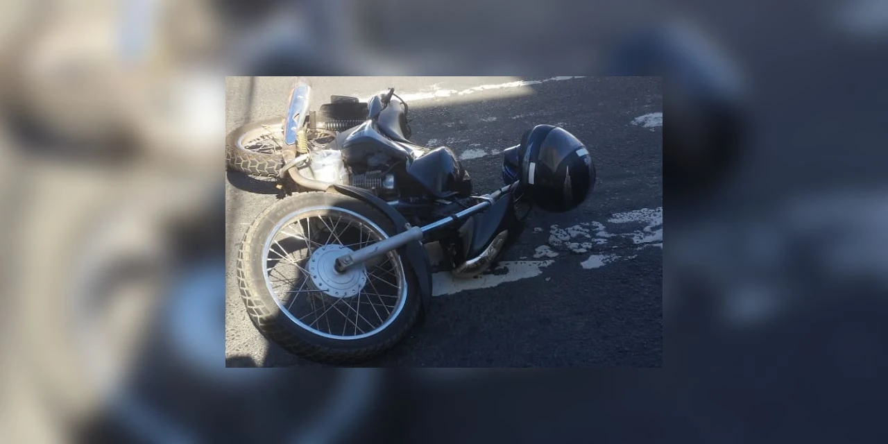 Colisão entre automóvel e moto no Centro deixa dois feridos