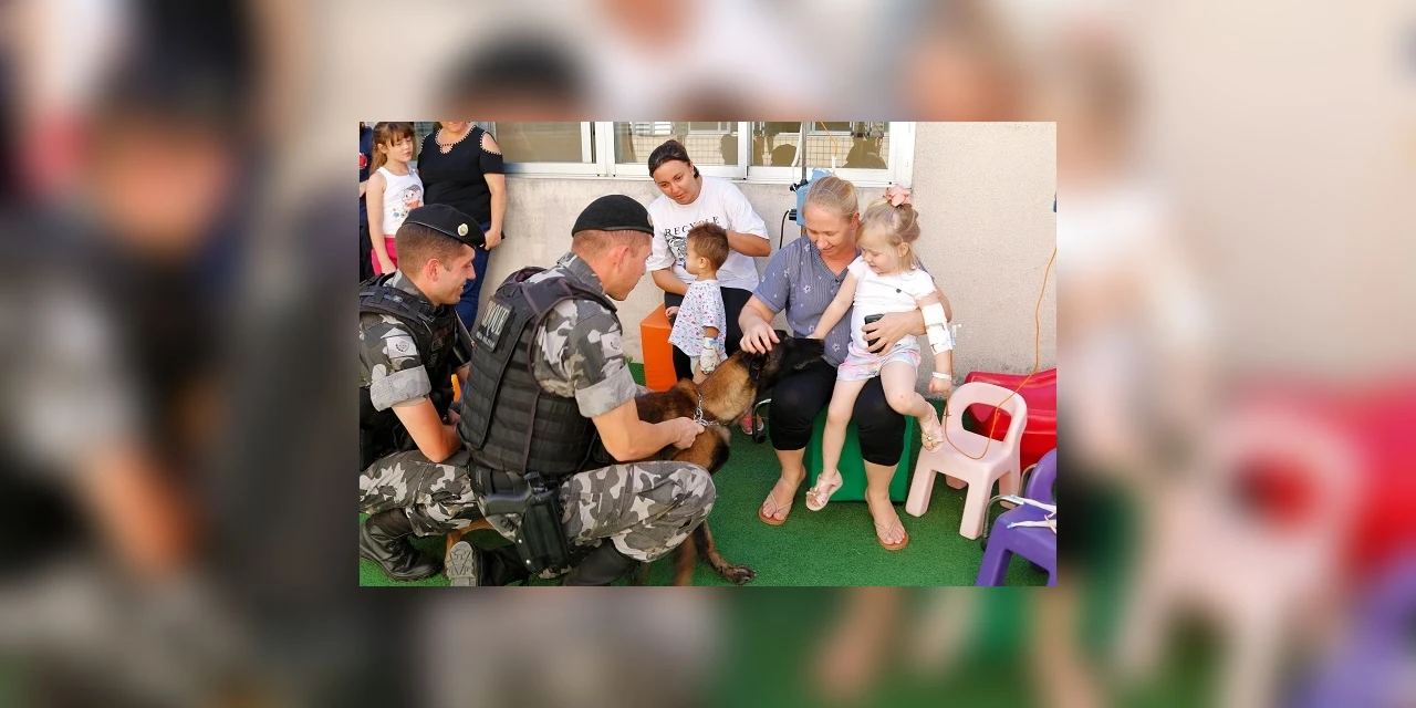 Fotos: 'Choque' e cão policial da PM fazem visita aos pacientes do Hospital da Criança
