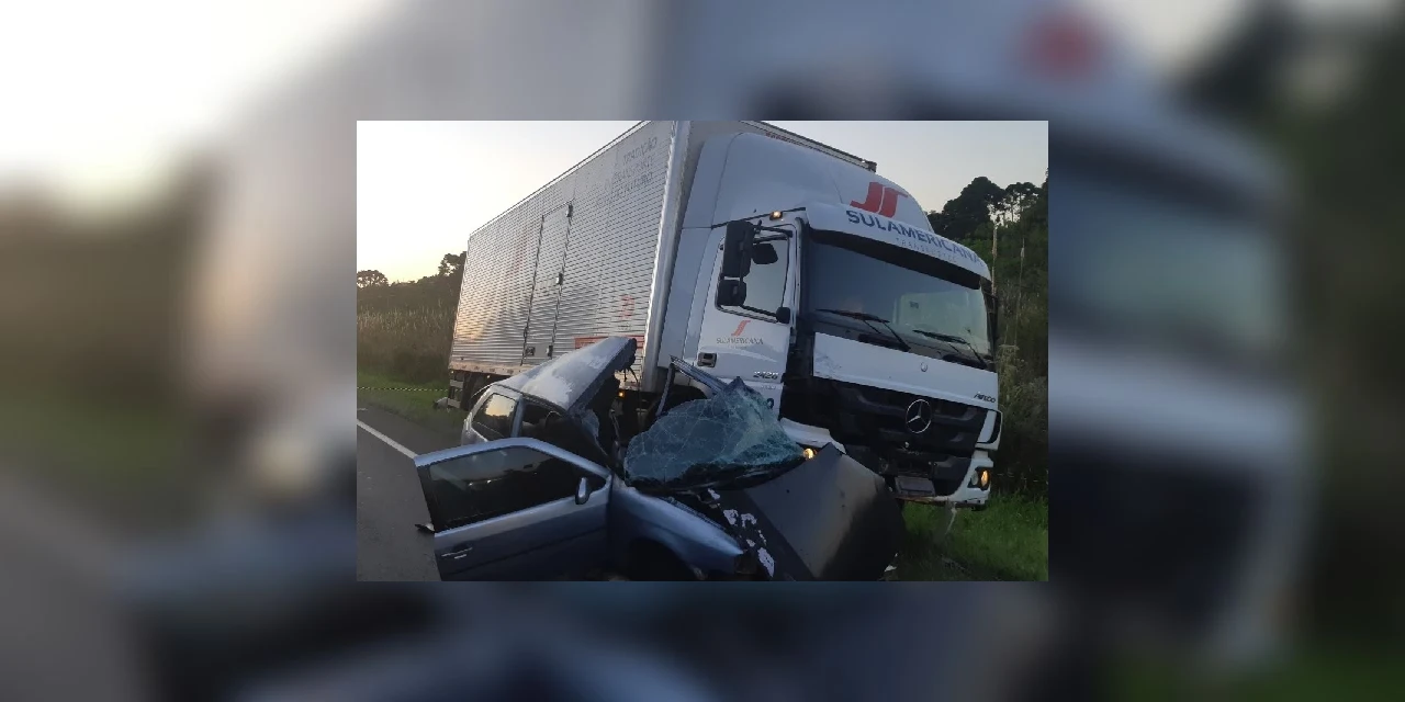 Caminhão e automóvel se envolvem em acidente na BR 277, em Palmeira`