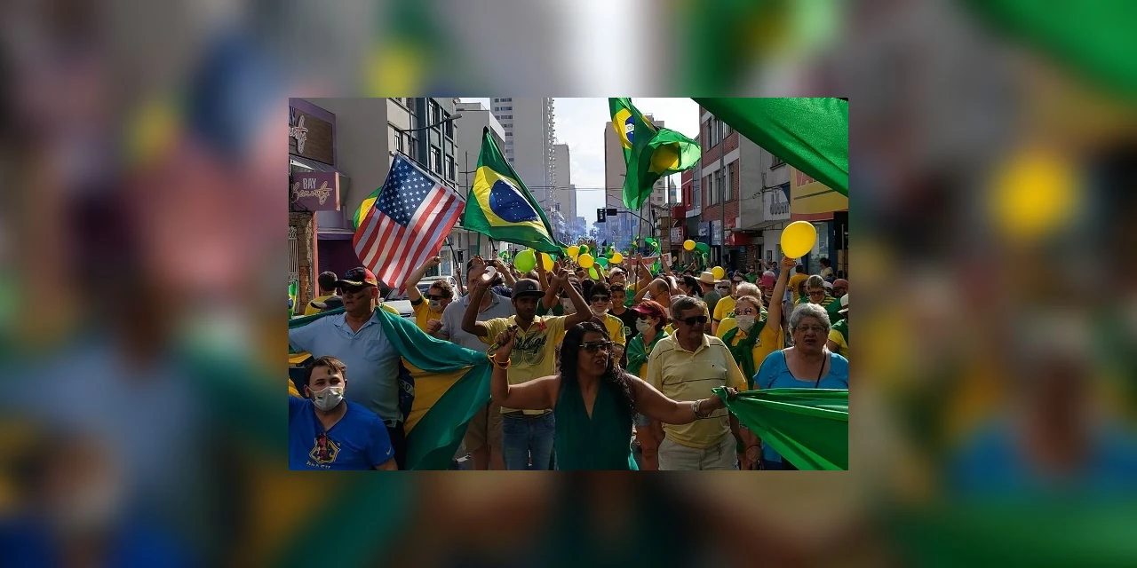 Com palavras de ordem e bandeiras do Brasil, ponta-grossenses fazem ato pró-Bolsonaro