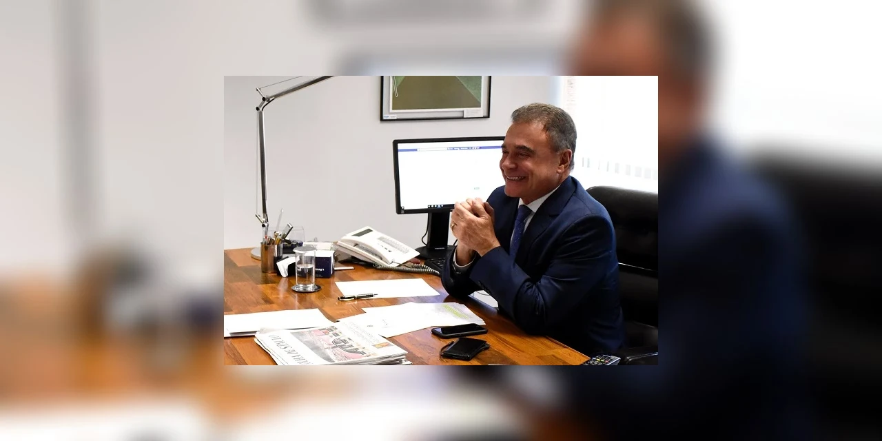 "Bolsonaro não gosta de trabalhar. Gosta de fazer selfie", diz Álvaro Dias, em entrevista