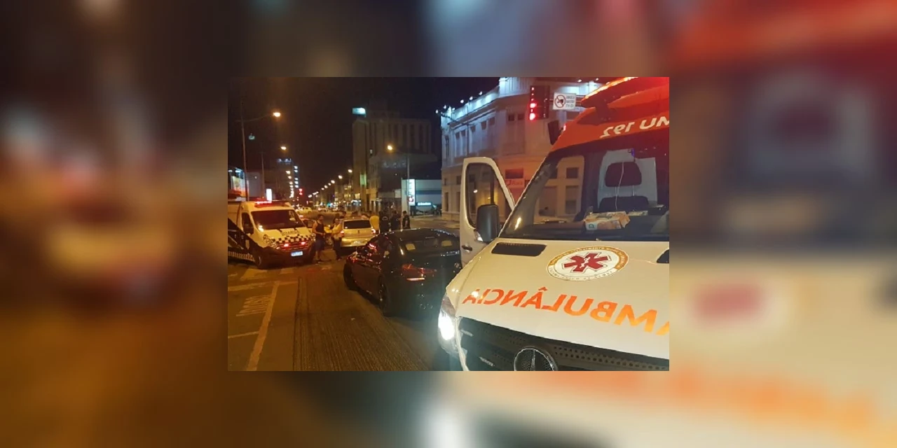 Automóvel BMW colide com dois carros ao tentar desviar de obras no Centro