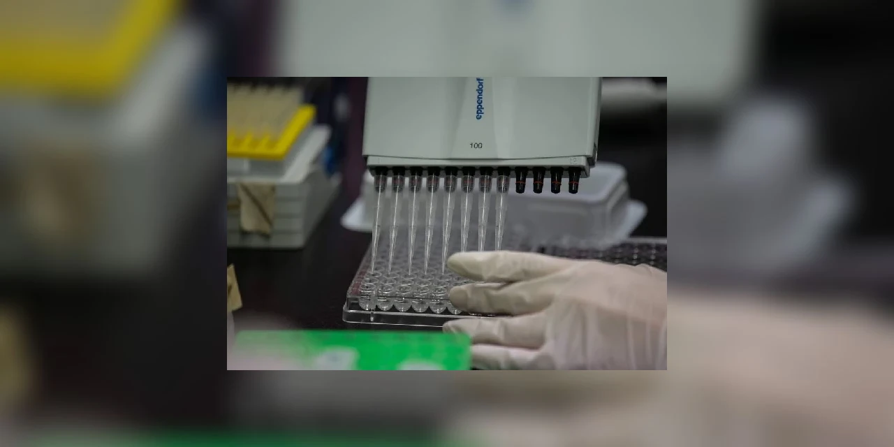 Primeiro paciente recebe vacina experimental contra o coronavírus