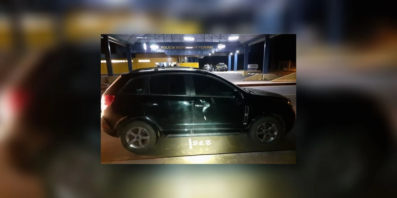 Dois carros, um caminhão e mais de R$ 1,2 milhão em cigarros foram apreendidos pela PRF