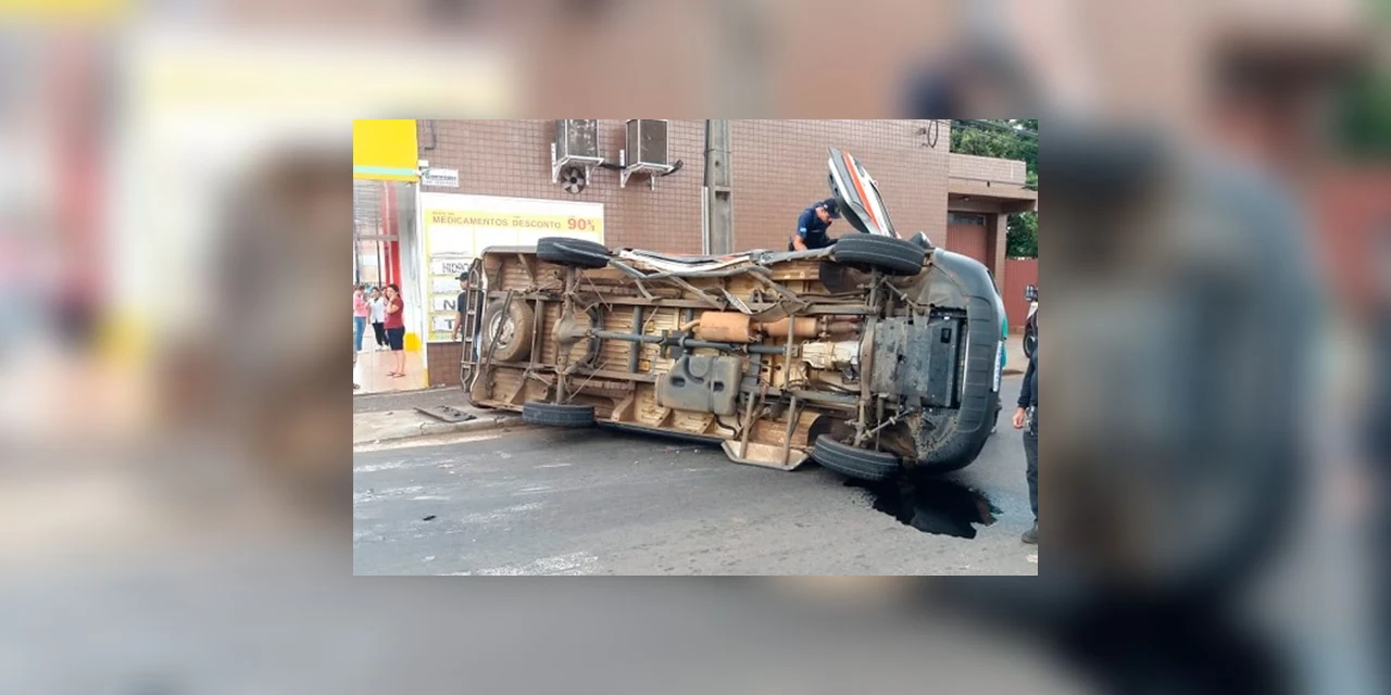 Ao Vivo: Viatura do Samu capota na Avenida Visconde de Mauá