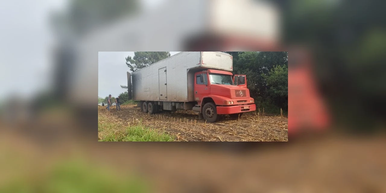 Caminhoneiro é mantido refém durante roubo de carga em Carambeí