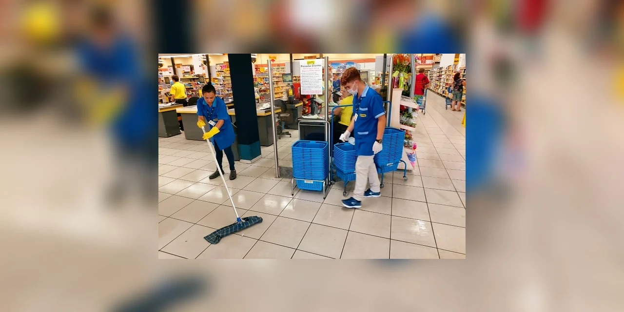 Supermercado de PG coloca funcionário para desinfetar carrinhos e cestas durante o expediente