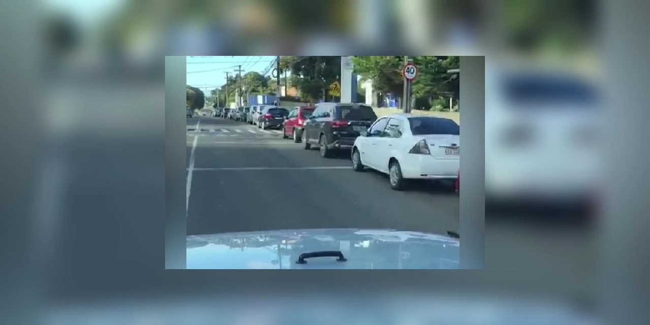 Vídeo: Fila para vacinação da gripe em Ponta Grossa impressiona