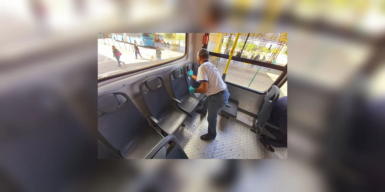 Vídeo: Sindicato faz higienização de ônibus com álcool gel no Terminal Central de PG