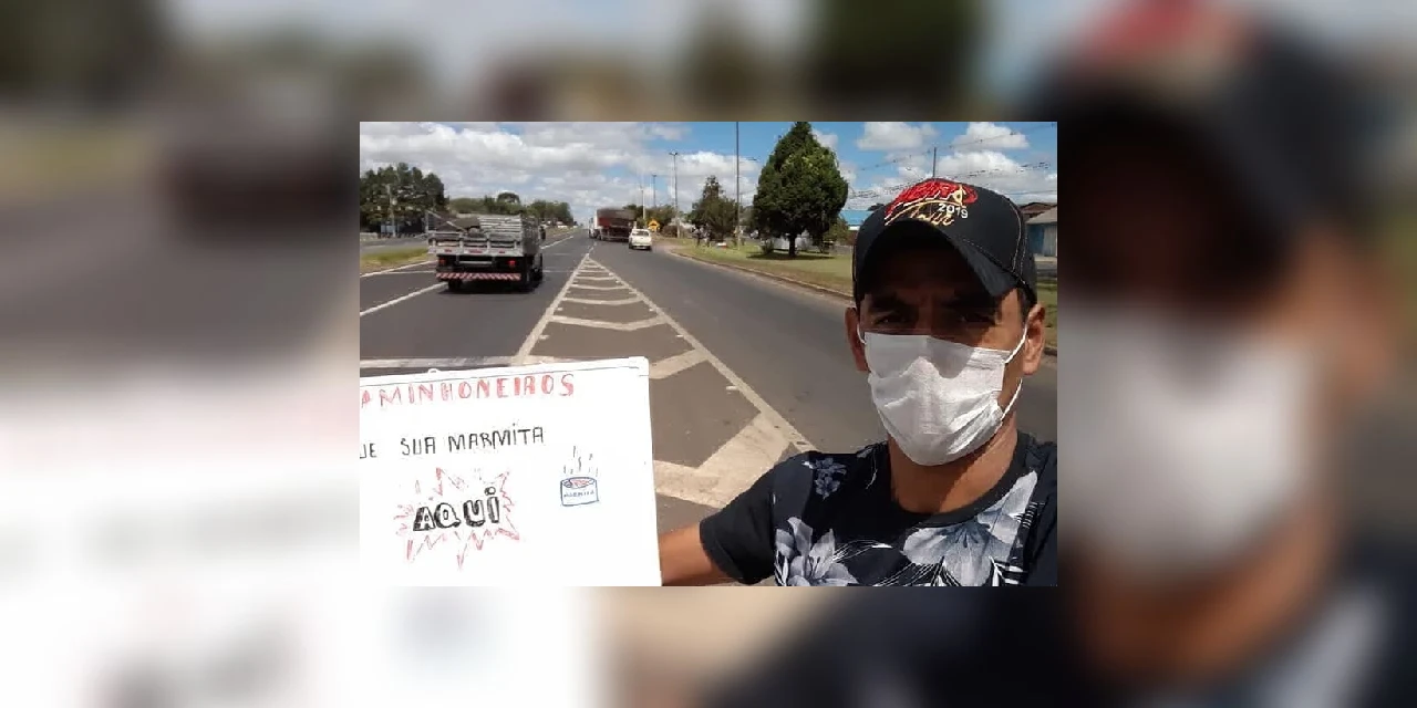 Voluntários realizam doação de marmitas para caminhoneiros na PR 151, em Carambeí