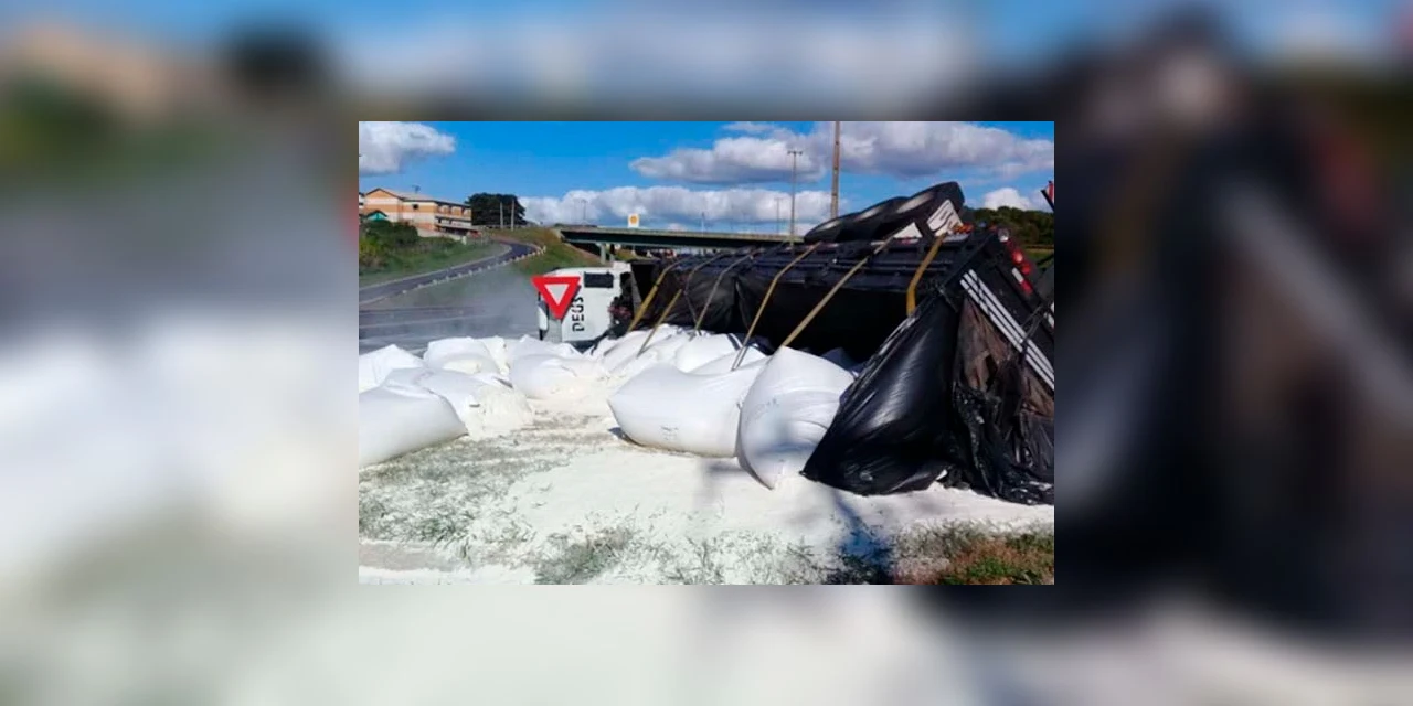 Vídeo: Carreta tomba no viaduto do Vendrami em Ponta Grossa