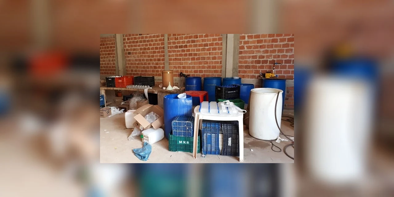 Polícia prende mulher suspeita de vender álcool em gel falso na região metropolitana de Curitiba
