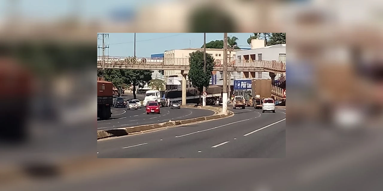 Vídeo | Incidente com carreta bloqueia parte da avenida Souza Naves em PG
