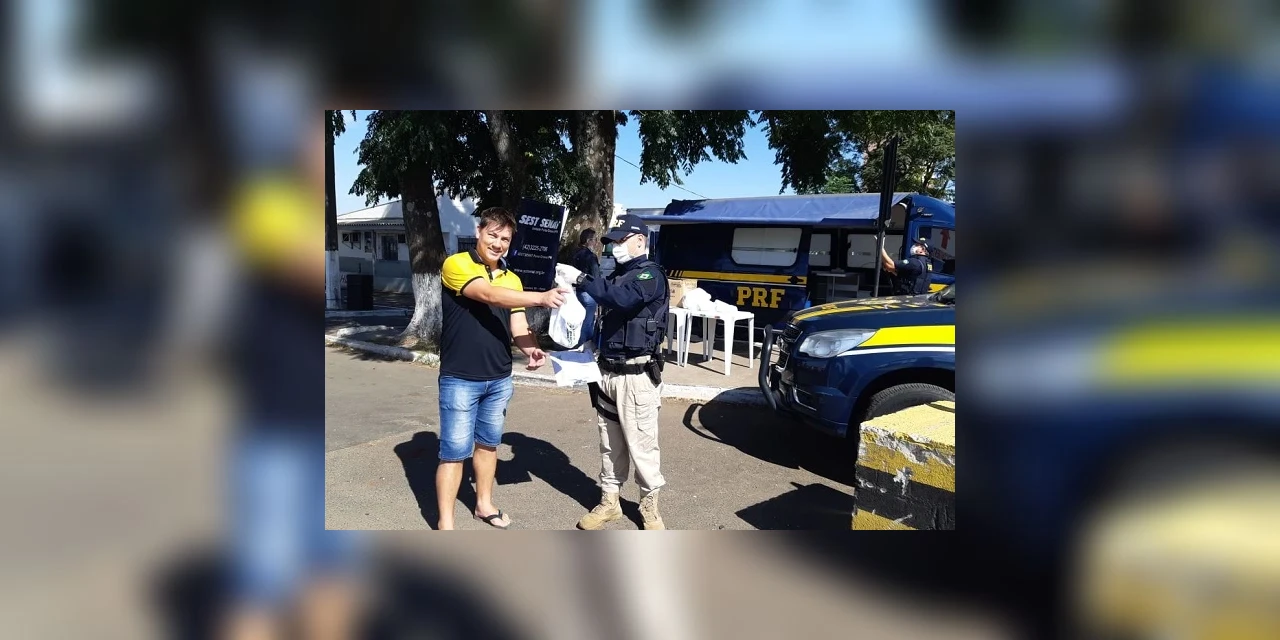 Ação da Polícia Rodoviária Federal e Sest/Senat distribui kits de higiene entre caminhoneiros para combater coronavírus