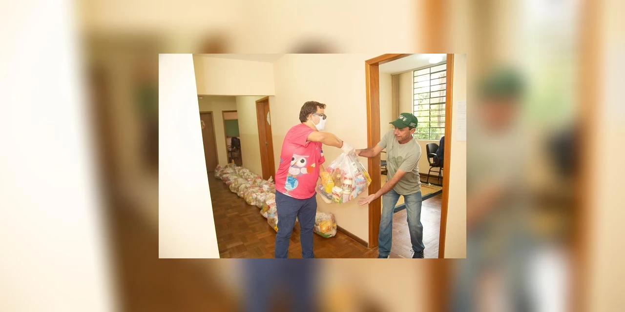 Secretaria Municipal de Educação entrega kits de alimentação para alunos do Bolsa Familia