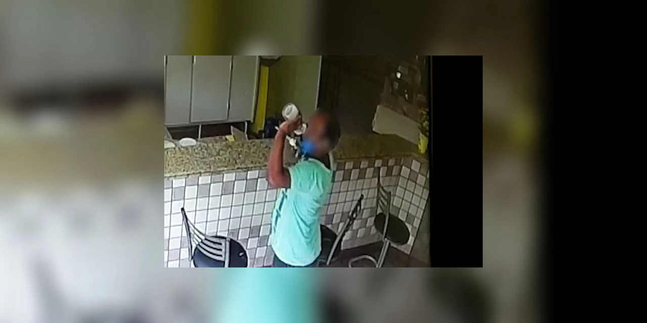 Vídeo | Homem é flagrado tomando álcool em gel de panificadora de PG