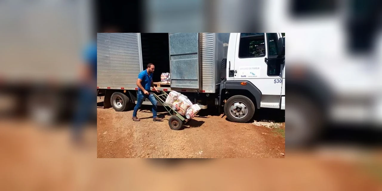 Secretaria de Meio Ambiente de PG faz entrega de cestas básicas para recicladores