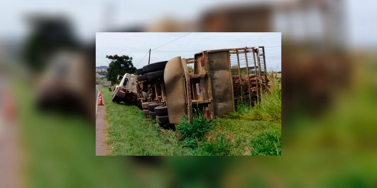 Vídeo: Caminhão tomba próximo ao viaduto do Santa Paula em Ponta Grossa