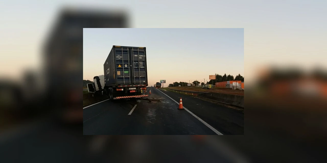 Acidente envolvendo dois caminhões deixa pista parcialmente interditada no Distrito Industrial