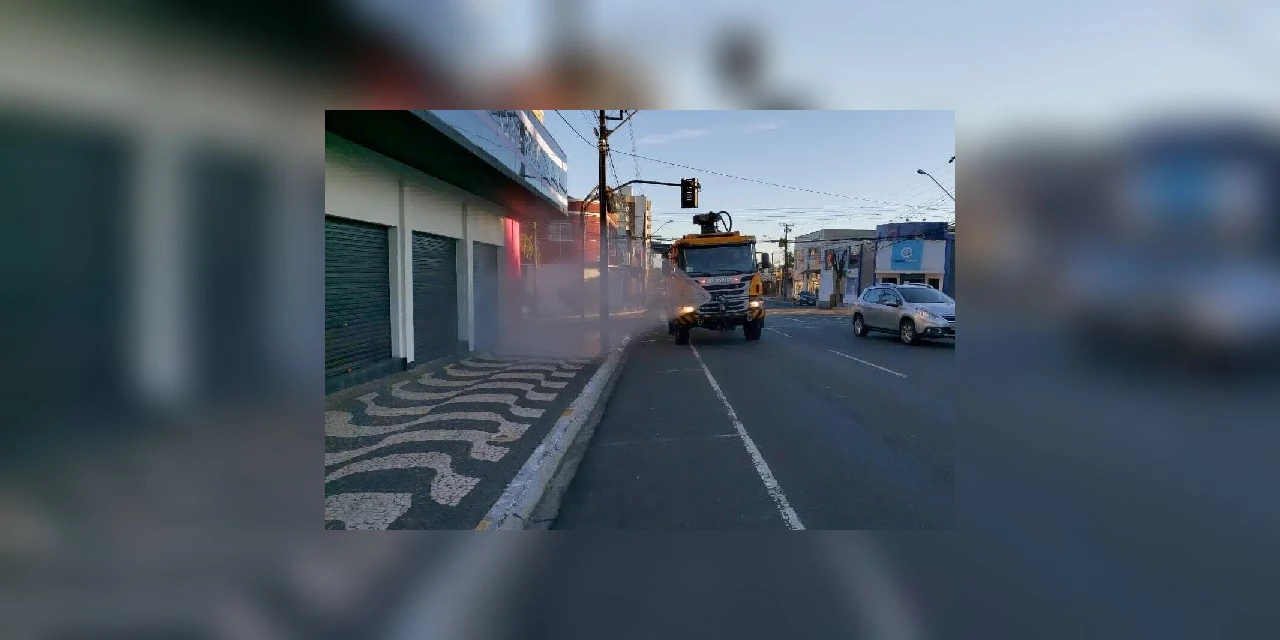 Caminhão de combate ao coronavírus inicia higienização de ruas e calçadas de PG