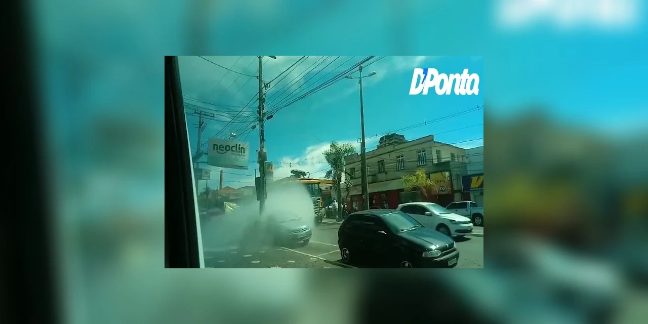Vídeo: Pedestres desatentos são atingidos em desinfecção pelas ruas de PG nesta segunda (6)