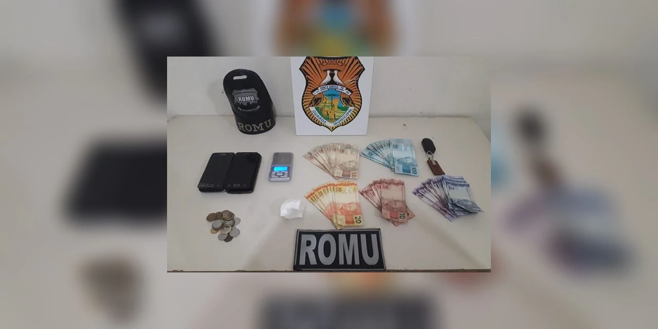 Suspeitos de tráfico de drogas são presos em frente a escola no Contorno